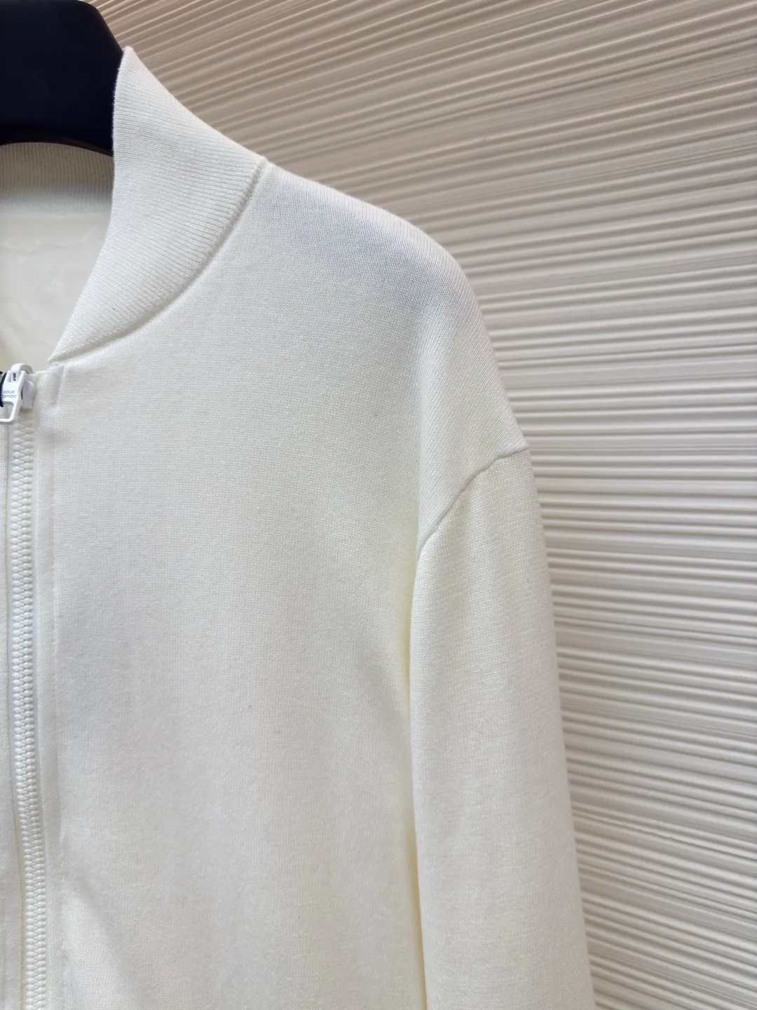 LOUIS VUITTON double-sided zipper jacket ●Authentic product: 21300 purchase and development ●Item number: 1680684-B95 ●Fabric: nylon fabric ●Technology: full-width jacquard production ●Version: loose version ●Weight: about 610 grams ●Size: S-M-L-XL ●Description: Customized high-end nylon fantasy jacquard brocade and cotton sheep dense needle velvet, rich texture, full color, soft and delicate Double-sided charm, one piece of clothing to enjoy. One side quietly appears with low-key elegance. The iconic embroidered LV logo is embellished on it. The other side is covered with Yingze's full-width Monogram pattern, instantly lighting up the whole place. Exuding a sense of high-end from the inside out. Double-sided splendor. Like two movements in a symphony, each is wonderful and reflects each other. Unlock the noble code of fashion and use imported machine embroidery technology to use advanced computer control systems and precision mechanical components to realize LV logo embroidery operations. High precision, smooth and delicate lines, fabric jacquard technology, by weaving a full-width Monogram jacquard texture technology on the surface of the fabric, controlling the interweaving method of warp and weft lines, and accurately controlling the interweaving density and tension of the yarn to make it more three-dimensional. Ergonomic three-dimensional tailoring returns to traditional craftsmanship through segmentation, folding, shrinking, and stretching techniques. The so-called slow work produces fine work, which is the respect for materials and the pursuit of feel. The workmanship is complex and tedious, slow in aging, and high in loss. The overall wiring is straight and delicate, the fabric is comfortable and soft, and the color is consistent without color difference. It can be matched with the same style to create a fashionable look and control various occasions. Customized accessories, complete with three standards, same style for men and women!